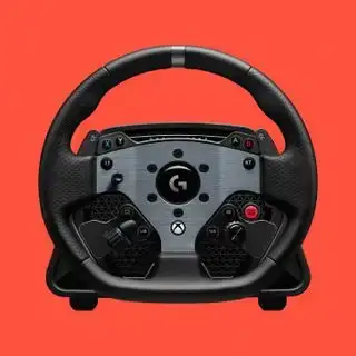 Il nostro miglior volante da corsa in assoluto, il Logitech G Pro su sfondo rosso