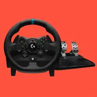 O volante mais fácil para iniciantes, o Logitech G923 Trueforce em fundo vermelho, com pedais