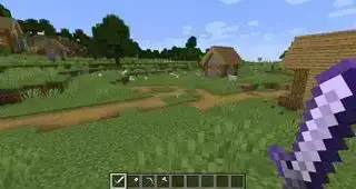 一名玩家挥舞着带有 Minecraft 魔力的剑