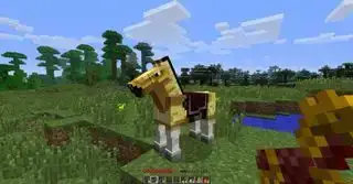 Um cavalo do Minecraft pastando em um bioma gramado