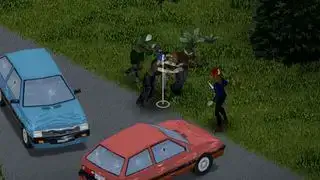 Project Zomboid - 包丁を持ったキャラクターが衝突した 2 台の車の後ろを後ろ向きに歩き、数台のゾンビが車を追いかけます。