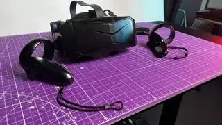 VR headset na stole.