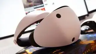 Sony PS VR2 a képen egy asztalon